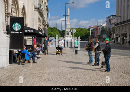 Menschen entspannend außerhalb Starbucks Cafe, Lissabon, Portugal Stockfoto