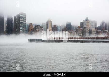 Einem dichten Nebel New York City während der Tag der Winter auf Januar 2018. Blick auf Manhattan und Roosevelt Island. Stockfoto