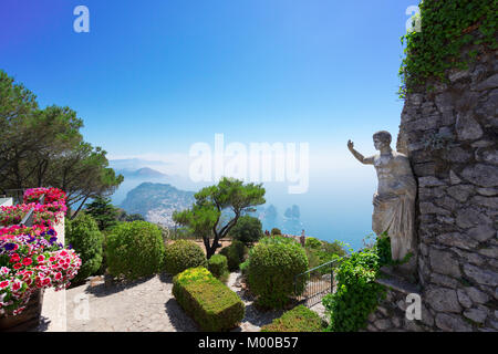 Blick auf das Meer und den Garten aus Solaro der Insel Capri, Italien Stockfoto