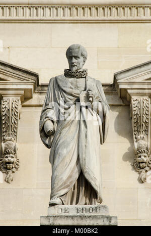 Paris, Frankreich. Palais du Louvre. Statue im Cour Napoleon: Jacques Auguste de Du/Thuanus) (1553 -1617) französische Historiker, Sammler und Pre Stockfoto