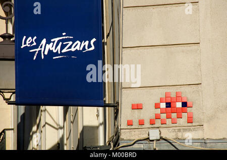 Paris, Frankreich. Mosaik Urban Street Art von 'Invader' (anonymen französischen Urban Artist, b 1969) auf Les Artizans Restaurant, 30, Rue de Montorgueil Stockfoto