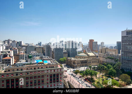 Luftaufnahme der Stadt Sao Paulo, Alexandre Mackenzie Gebäude, auch als leichte Gebäude bekannt, Sao Paulo Municipal und Kaffee Viadukt, in Brasilien. Stockfoto