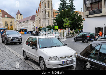 Öffentliche Parkplätze auf der touristischen Straßen von Budapest. Stockfoto