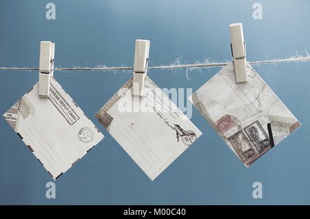 Umschläge der Nachricht auf einem Seil auf einem blauen Hintergrund Stockfoto