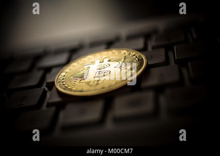 Crypto Währung bitcoins mit echtem Geld. Stockfoto