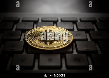 Crypto Währung bitcoins mit echtem Geld. Stockfoto