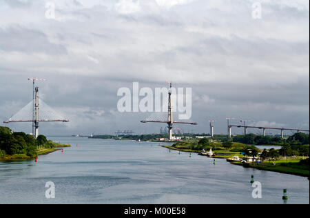 Die neuen Atlantischen Brücke in Colon erbaut, außerhalb des Panamakanals. Vom Eingang des Kanals in Gatun Locks gesehen. Dezember 2017. Stockfoto