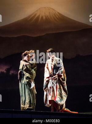 Ann Taylor, wie Suzuki (links) und Anne Sophie Duprels als Cio-Cio-San (rechts) mit Oliver Kammern als Kummer (Kind), die während einer Generalprobe der Opera North Madama Butterfly an der Leeds Grand Theatre. Stockfoto