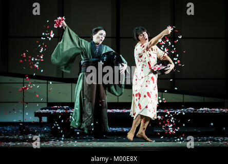 Ann Taylor, wie Suzuki (links) und Anne Sophie Duprels als Cio-Cio-San in einer Generalprobe der Opera North Madama Butterfly an der Leeds Grand Theatre. Stockfoto