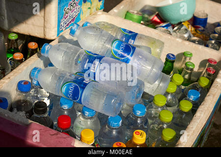 Ein Kühler mit abgefülltem Wasser und kalte Getränke, Bangkok, Thailand Stockfoto
