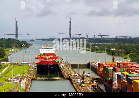 Der Durchfahrt Panamakanal. Teil einer Reihe: Bild 4 von 7. Im Rückblick auf die Gatun Schleusen Eingang auf der karibischen Seite. Foto vom Schiff innen verriegelt Stockfoto