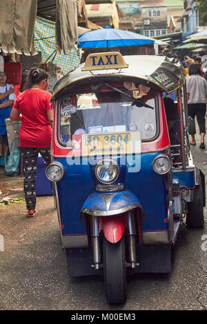 Ein tuk tuk in Verkehr, Bangkok, Thailand Stockfoto