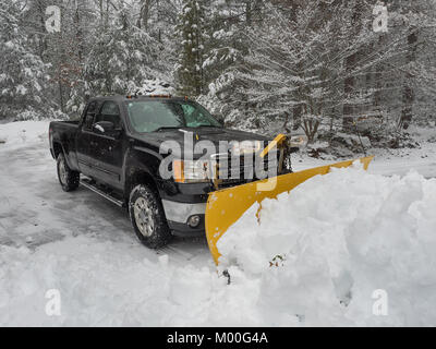 Schneepflug clearing einen Parkplatz nach Sturm Stockfoto