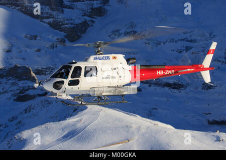 Lauberhorn/Schwitzlerand Januar 17, 2018: HB-ZNJ AS350 B3 durch swissheli.com am Lauberhorn Ski World Cup. Stockfoto