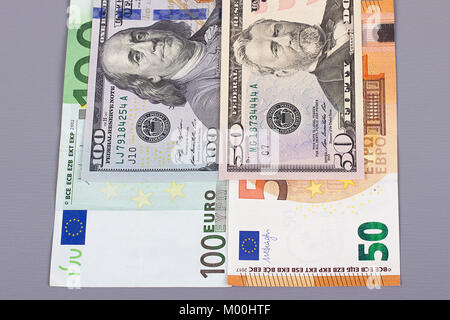 100 Euro 50 Dollar Geld auf grauem Hintergrund Stockfoto