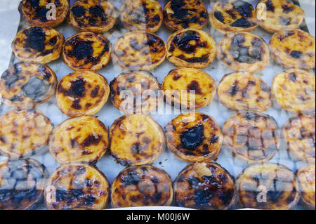 Pasteis de nada der traditionellen portugiesischen Kuchen auf Verkauf, Lissabon, Portugal Stockfoto