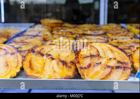 Portugiesische apple Torten zum Verkauf. Lissabon, Portugal Stockfoto