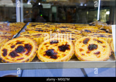 Pasteis de nada der traditionellen portugiesischen Kuchen auf Verkauf, Lissabon, Portugal Stockfoto