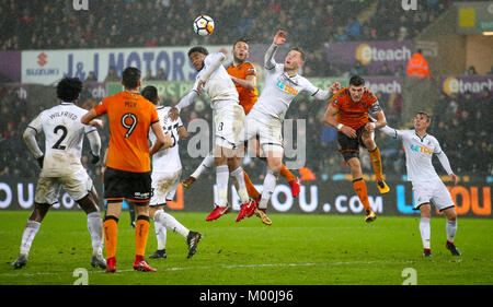 Wolverhampton Wanderers" Roderick Miranda (Mitte) Kampf um den Ball in der Luft mit der Swansea City Leroy Fer (links) und der Swansea City Alfie Mawson während der Emirate FA Cup, dritte Runde Replay in der Liberty Stadium, Swansea. Stockfoto