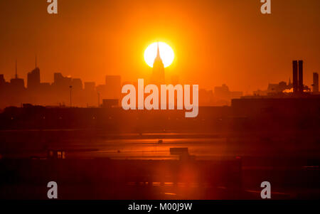 Sonnenaufgang über dem Empire State Building in Manhattan, New York City, New York. Stockfoto
