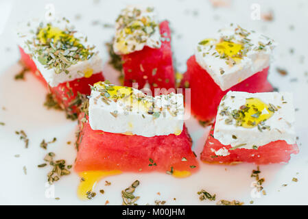 Frische Wassermelone in Scheiben geschnitten mit Käse, Gewürzen und Olivenöl Stockfoto