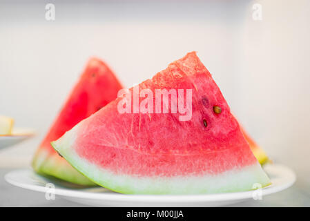 Frische leckere Wassermelone in einem Kühlschrank in Scheiben geschnitten Stockfoto