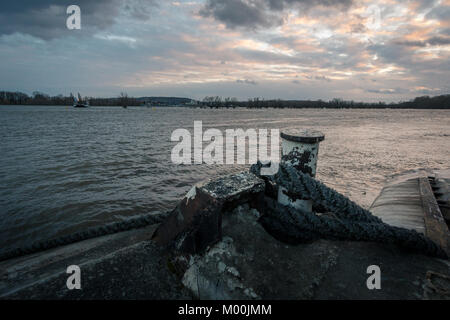 Sonnenuntergang am Rhein, Deutschland. Stockfoto