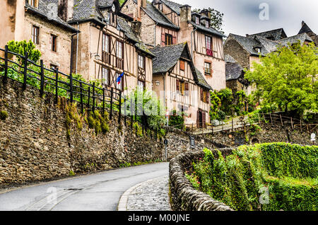 Auf der Strecke von Santiago de Compostela in Frankreich finden wir dieses mittelalterliche Dorf Conques aus einem Märchen Buch in der Region okzitanien Stockfoto