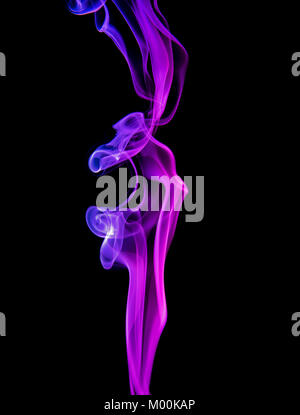 Eine isolierte vertikalen Spalte von farbigen Rauch, roten und violetten Farbtönen sowohl wissenschaftliche und künstlerische Berufung sowie schwarze Kopie Raum Stockfoto