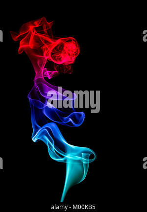 Eine vertikale Spalte von mehrfarbigen Rauch, Rot Blau und Türkis Farbtönen, die sowohl wissenschaftliche und künstlerische Berufung sowie schwarze Kopie Raum Stockfoto