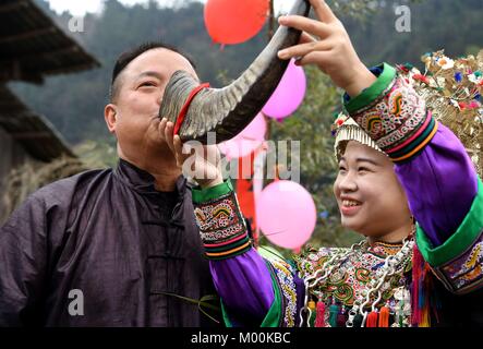 Rongjiang, Chinas Provinz Guizhou. 17 Jan, 2018. Die Leute von Dong ethnische Gruppe eine faire ihres traditionellen Neujahrsfest in Zhaihao Stadt, Rongjiang County, im Südwesten Chinas Provinz Guizhou, Jan. 17, 2018 zu feiern. Credit: Wang Bingzhen/Xinhua/Alamy leben Nachrichten Stockfoto