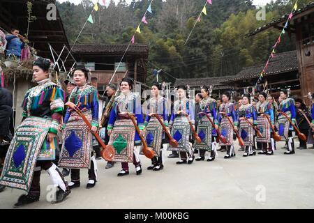 Rongjiang, Chinas Provinz Guizhou. 17 Jan, 2018. Die Leute von Dong ethnische gruppe Tanz während einer Messe zu ihren traditionellen Neues Jahr in Zhaihao Stadt, Rongjiang County, im Südwesten Chinas Provinz Guizhou, Jan. 17, 2018 feiern. Credit: Yang Chengli/Xinhua/Alamy leben Nachrichten Stockfoto