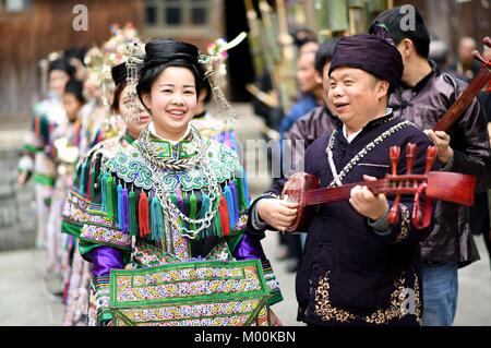 Rongjiang, Chinas Provinz Guizhou. 17 Jan, 2018. Die Leute von Dong ethnische Gruppe singen während einer Messe ihre traditionellen Neues Jahr in Zhaihao Stadt, Rongjiang County, im Südwesten Chinas Provinz Guizhou, Jan. 17, 2018 zu feiern. Credit: Wang Bingzhen/Xinhua/Alamy leben Nachrichten Stockfoto