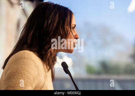 Barcelona, Spanien. 17 Jan, 2018. INES ARRIMADAS, Kandidaten für die Präsidentschaft von Katalonien für die Citizens-Party, C's, betreut die Presse nach der Eröffnungssitzung des 12. Legislaturperiode Credit: Matthias Oesterle/Alamy leben Nachrichten Stockfoto