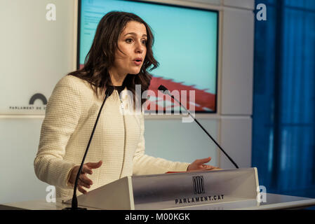 Barcelona, Spanien. 17 Jan, 2018. INES ARRIMADAS, Kandidaten für die Präsidentschaft von Katalonien für die Citizens-Party, C's, betreut die Presse nach der Eröffnungssitzung des 12. Legislaturperiode Credit: Matthias Oesterle/Alamy leben Nachrichten Stockfoto