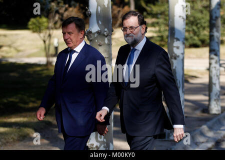 Madrid, Spanien. 17 Jan, 2018. Der spanische Premierminister Mariano Rajoy erhält Lettland Premierminister Maris Kucinskis bei Moncloa Palace in Madrid, am Mittwoch, den 17, Januar 2018. Credit: Gtres Información más Comuniación auf Linie, S.L./Alamy leben Nachrichten Stockfoto