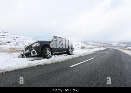 Calderdale, West Yorkshire. 17 Jan, 2018. Ein 4x4 in einem Graben aufgegeben, nachdem Schnee fällt auf die Straße Wessenden Kopf oben Holmfirth, West Yorkshire, 17. Januar 2018 (C) Barbara Cook/Alamy Live News Credit: Barbara Koch/Alamy leben Nachrichten Stockfoto