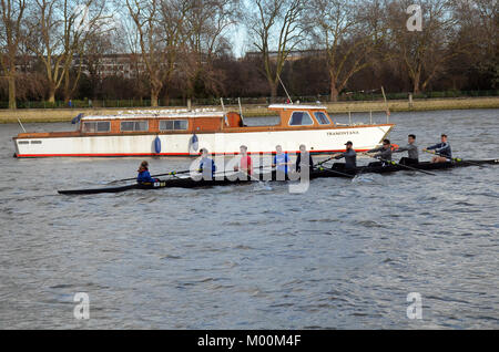 London, Großbritannien. 17 Jan, 2017. Scullers, üben in winterlichen Bedingungen in der Nähe von Putney Bridge. Credit: JOHNNY ARMSTEAD/Alamy leben Nachrichten Stockfoto