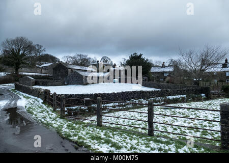 Downham, Lancashire, UK. 17 Jan, 2018. Wetter news. Ein Kaltstart in Lancashire mit Schnee, Hügeln und kleinen umliegenden Dörfern im Wald von Bowland. A.O.N.B. Das malerische Dorf Downham am Rande des Pendle Hill in Lancashire sieht noch schöner mit dem über Nacht Schnee. Dieses kleine Dorf ist beliebt bei Filmemachern wie Es gibt keine Satellitenschüsseln oder Antennen auf der Häuser sowie keine Telefonleitungen oder powe Linien. Mit der schönen Bowland Stein gebaut Eigenschaften das Dorf hat eine unberührte Gefühl. Credit: Gary Telford/Alamy leben Nachrichten Stockfoto