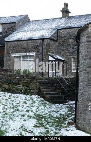 Downham, Lancashire, UK. 17 Jan, 2018. Wetter news. Ein Kaltstart in Lancashire mit Schnee, Hügeln und kleinen umliegenden Dörfern im Wald von Bowland. A.O.N.B. Das malerische Dorf Downham am Rande des Pendle Hill in Lancashire sieht noch schöner mit dem über Nacht Schnee. Dieses kleine Dorf ist beliebt bei Filmemachern wie Es gibt keine Satellitenschüsseln oder Antennen auf der Häuser sowie keine Telefonleitungen oder powe Linien. Mit der schönen Bowland Stein gebaut Eigenschaften das Dorf hat eine unberührte Gefühl. Credit: Gary Telford/Alamy leben Nachrichten Stockfoto