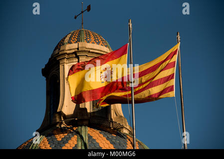 Barcelona, Spanien. 17 Jan, 2018. Januar 17, 2018 - Barcelona, Katalonien, Spanien - Spanisch und Katalanisch Flags auf Palau de la Generalitat Gebäude in Barcelona. Heute katalanischen Parlament beginnt eine neue Legislaturperiode nach 21 D-Wahl. Vorangegangenen Wahlperiode separatistische Aktivisten versuchten, Unabhängigkeit von Madrid zu erklären und viele der Führer der separatistischen Bewegung wurden verhaftet und die spanische Regierung übernahm die Kontrolle der Katalanischen Institutionen anwenden Verfassung Artikel 155. Credit: Jordi Boixareu/Alamy leben Nachrichten Stockfoto