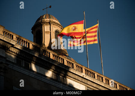 Barcelona, Spanien. 17 Jan, 2018. Januar 17, 2018 - Barcelona, Katalonien, Spanien - Spanisch und Katalanisch Flags auf Palau de la Generalitat Gebäude in Barcelona. Heute katalanischen Parlament beginnt eine neue Legislaturperiode nach 21 D-Wahl. Vorangegangenen Wahlperiode separatistische Aktivisten versuchten, Unabhängigkeit von Madrid zu erklären und viele der Führer der separatistischen Bewegung wurden verhaftet und die spanische Regierung übernahm die Kontrolle der Katalanischen Institutionen anwenden Verfassung Artikel 155. Credit: Jordi Boixareu/Alamy leben Nachrichten Stockfoto