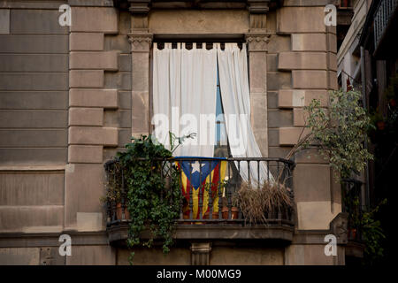 Barcelona, Spanien. 17 Jan, 2018. Januar 17, 2018 - Barcelona, Katalonien, Spanien - ein estelada oder pro-unabhängigkeit Flagge hängt in einem Balkon von Barcelona. Heute katalanischen Parlament beginnt eine neue Legislaturperiode nach 21 D-Wahl. Vorangegangenen Wahlperiode separatistische Aktivisten versuchten, Unabhängigkeit von Madrid zu erklären und viele der Führer der separatistischen Bewegung wurden verhaftet und die spanische Regierung übernahm die Kontrolle der Katalanischen Institutionen anwenden Verfassung Artikel 155. Credit: Jordi Boixareu/Alamy leben Nachrichten Stockfoto