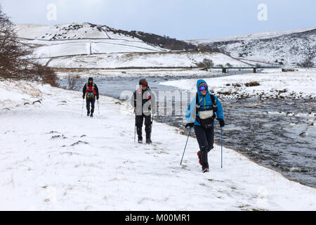 Wald-in-Teesdale, County Durham, UK. Mittwoch, 17. Januar 2018. Montane Wirbelsäule Rennen Wettbewerbern gegenüber einigen harten winterlichen Bedingungen, wie sie durch die obere Teesdale in der Grafschaft Durham, UK übergeben, heute. Die 268 Meilen (426 km) lange Montane Wirbelsäule Rennen ist ein anstrengendes none Stop 7 Tage Rennen und ist einer der härtesten Mountainbike Rennen der Welt. Das Rennen beginnt im Edale und folgt der Pennine Way, in Kirk Yethholm in Schottland zu beenden. Quelle: David Forster/Alamy leben Nachrichten Stockfoto