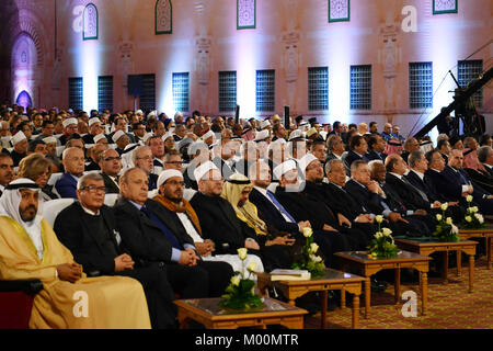 Kairo, Ägypten. 16 Jan, 2018. Die Teilnehmer hören die Rede des palästinensischen Präsidenten Mahmud Abbas in der Konferenz über Jerusalem an der Al-Azhar in Kairo am 17. Januar 2018. Die Arabische Liga chief in Rechnung, dass die Entscheidung der USA von entscheidender Bedeutung für die Institution der Vereinten Nationen für die palästinensischen Flüchtlinge auf die gesamte Frage der Credit: thaer Ganaim/APA-Images/ZUMA Draht/Alamy Leben Nachrichten angestrebt wurde, Stockfoto