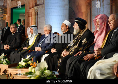 Kairo, Ägypten. 16 Jan, 2018. Der palästinensische Präsident Mahmoud Abbas, der Großimam der Al-Azhar, Scheich Ahmed al-Tayeb und Papst Tawadros II, Leader von Ägyptens orthodoxe Christen, zur Teilnahme an einer Konferenz zu Jerusalem an der Al-Azhar in Kairo am 17. Januar 2018. Die Arabische Liga chief in Rechnung, dass die Entscheidung der USA von entscheidender Bedeutung für die Institution der Vereinten Nationen für die palästinensischen Flüchtlinge auf die gesamte Frage der Credit: thaer Ganaim/APA-Images/ZUMA Draht/Alamy Leben Nachrichten angestrebt wurde, Stockfoto