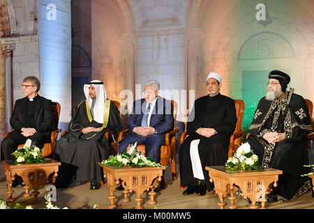 Kairo, Ägypten. 16 Jan, 2018. Der palästinensische Präsident Mahmoud Abbas, der Großimam der Al-Azhar, Scheich Ahmed al-Tayeb und Papst Tawadros II, Leader von Ägyptens orthodoxe Christen, zur Teilnahme an einer Konferenz zu Jerusalem an der Al-Azhar in Kairo am 17. Januar 2018. Die Arabische Liga chief in Rechnung, dass die Entscheidung der USA von entscheidender Bedeutung für die Institution der Vereinten Nationen für die palästinensischen Flüchtlinge auf die gesamte Frage der Credit: thaer Ganaim/APA-Images/ZUMA Draht/Alamy Leben Nachrichten angestrebt wurde, Stockfoto