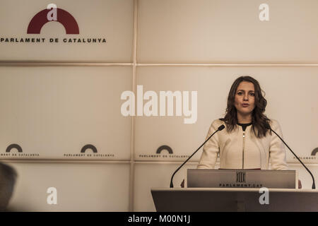 Barcelona, Katalonien, Spanien. 17 Jan, 2018. Ines Arrimadas, Führer der ''Ciudatans'', sorgt sich die Medien nach der Konstituierung des neuen Parlaments von Katalonien. Credit: Celestino Arce/ZUMA Draht/Alamy leben Nachrichten Stockfoto