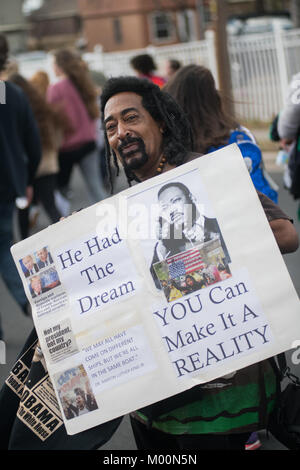 Austin, Texas, USA. Januar 15, 2018 - ein Mann hält ein Martin Luther King banner während des jährlichen MLK Day März, Austin, Texas, USA Bild: Sandy Carson/ZUMA Draht/Alamy leben Nachrichten Stockfoto