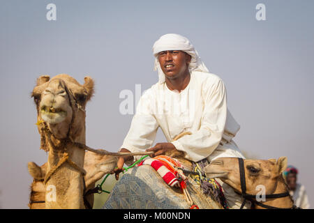 Ras Al Khaimah, Ras Al Khaimah, Vereinigte Arabische Emirate. 28 Sep, 2017. Ein Kamel jockey Reiten seine Kamele an den Start. Kamel-rennen an verschiedenen Camel Race Tracks während der Wintermonate am Freitag Vormittag statt. Die JOCKEYS sind in der Regel die Camel Handler aus der Farm die Kamele aus sind. Credit: Mike Haken/SOPA/ZUMA Draht/Alamy leben Nachrichten Stockfoto